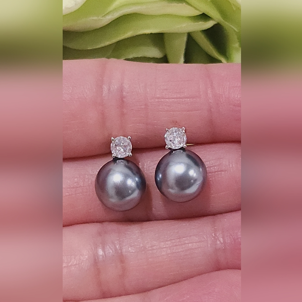 Gorgeous Sterlin Silver stud earrings with simulated pearls and zirconia…